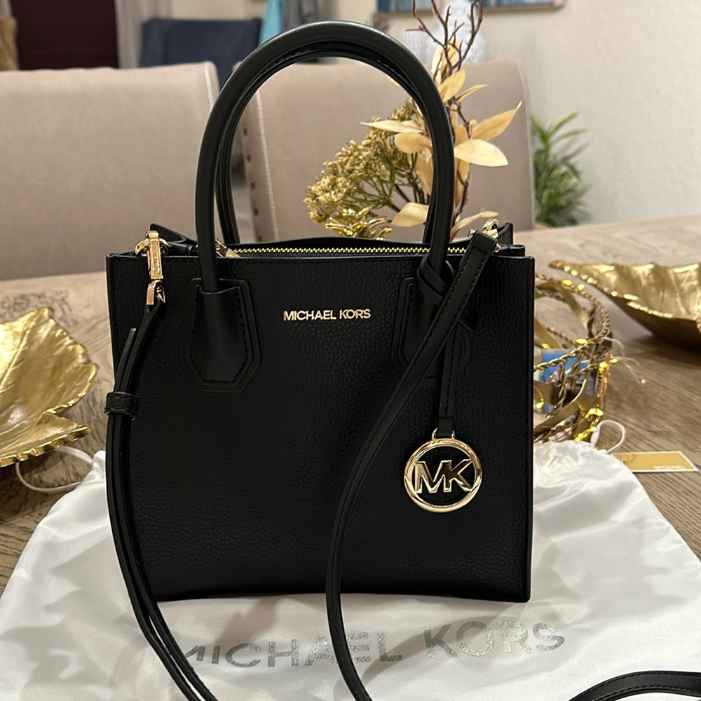 NWT! Authentic Michael Kors Crossbody!🦋